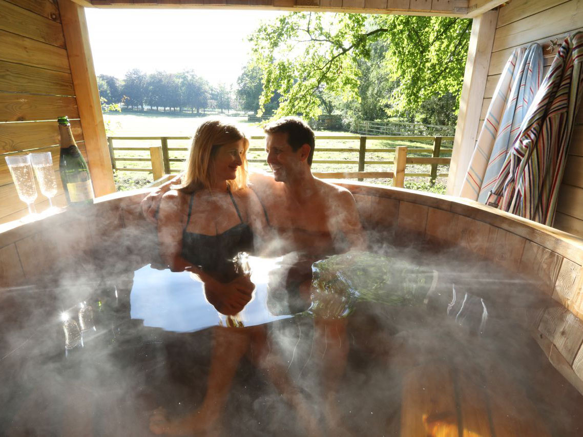 Yorkshire holiday cottage with hot tub – Couple enjoying hot tub