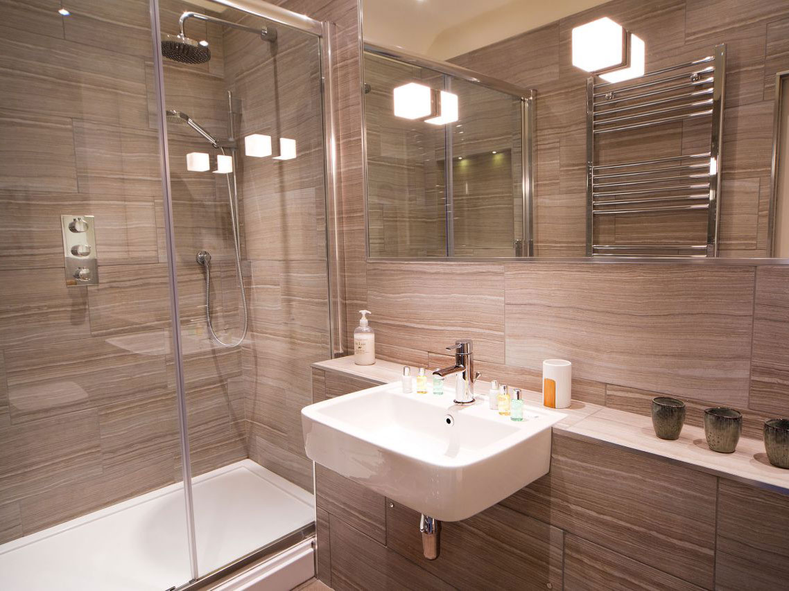Luxury cottage Yorkshire Dales - Groom's Room Bathroom